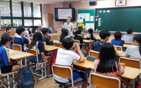 이종란 선생님의 강연을 경청하는 수명초등학교 학생들 모습