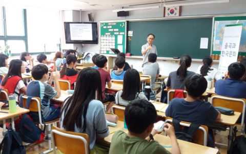 이종란 선생님의 강연을 경청하는 수명초등학교 학생들 모습